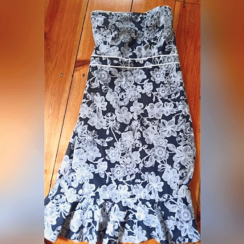 Beautiful Ann Taylor LOFT Size 12 Strapless dress.